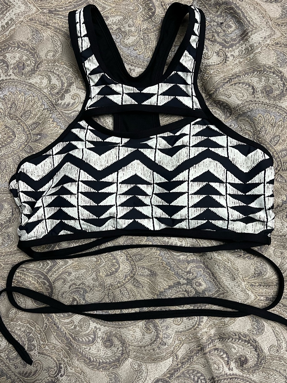 Ella moss Black and White Geometric bikini top, size L, EUC